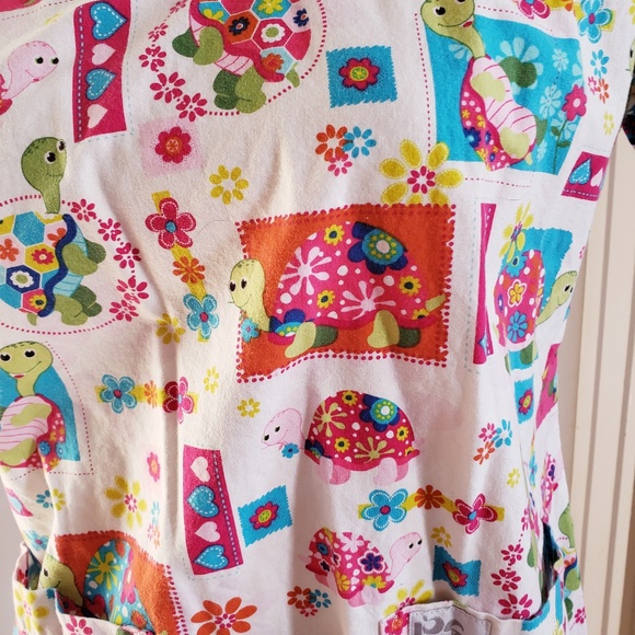Turtle print scrub top - Picture 2 of 2